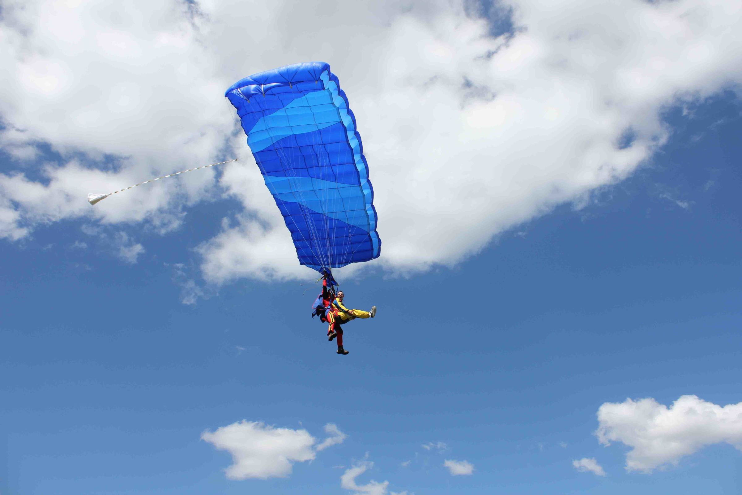 VIDÉO - Saut en parachute : ils battent un record de France de freefly TF1 INF